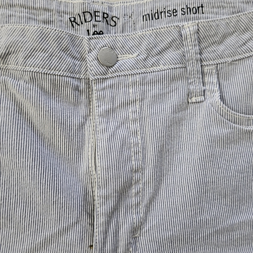 LEE Riders Womens Blue & White Pin Striped Shorts Size 16 - Picture 2 of 6